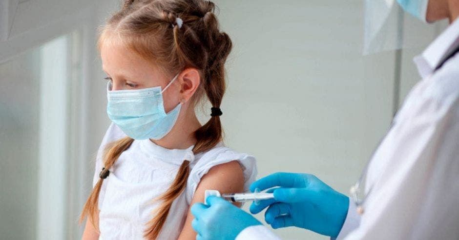 niña recibiendo vacuna contra Covid-19
