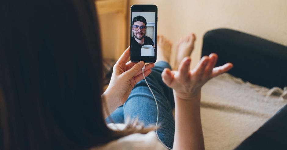 Joven realizando una videollamada