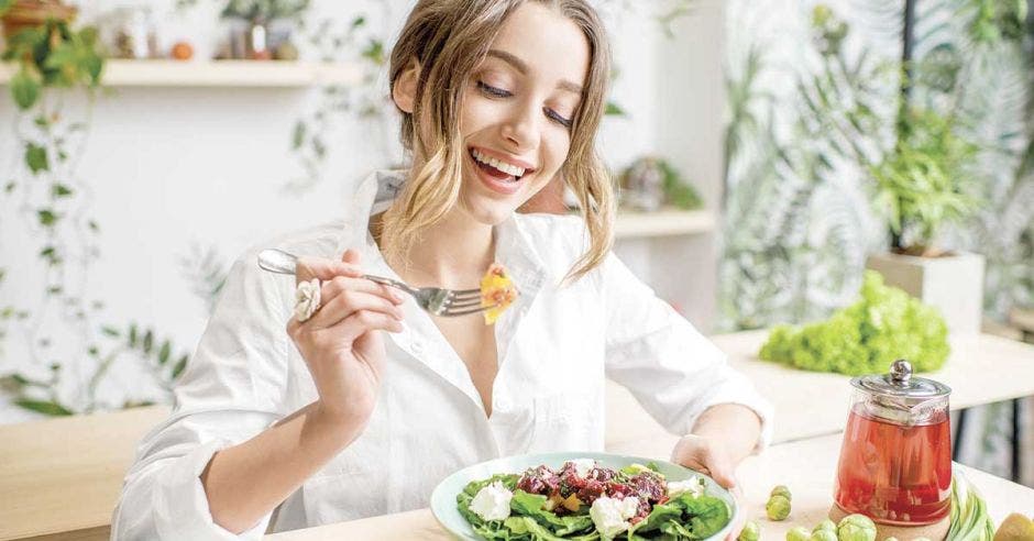 Mujer comiendo ensalada