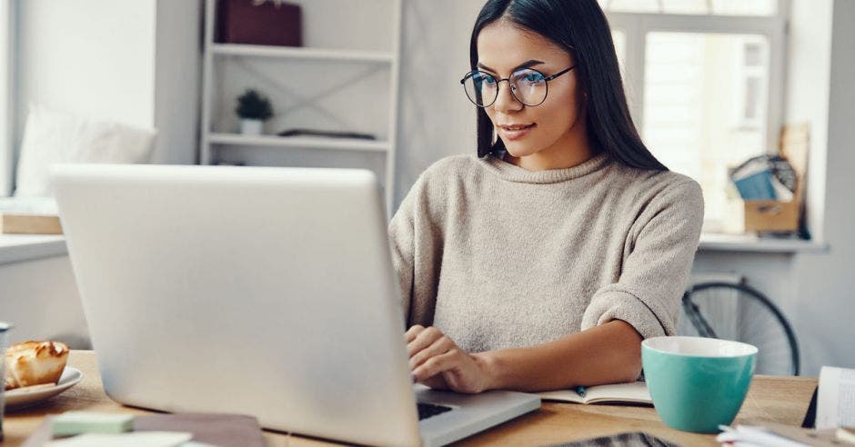 Mujer teletrabajando