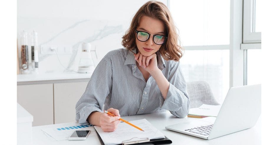 mujer haciendo teletrabajo