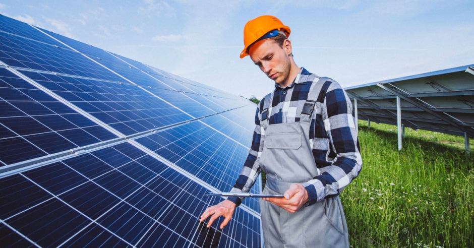 hombre joven instalando panel solar