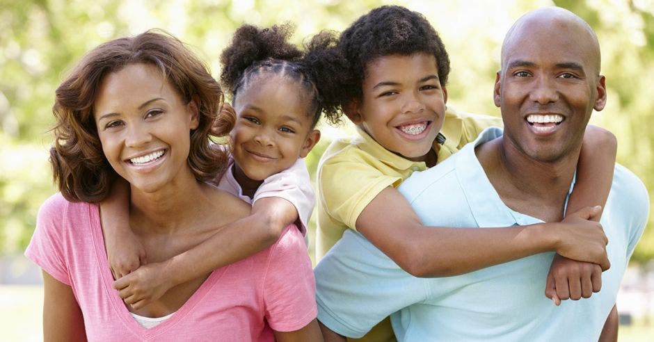 familia con dos niños