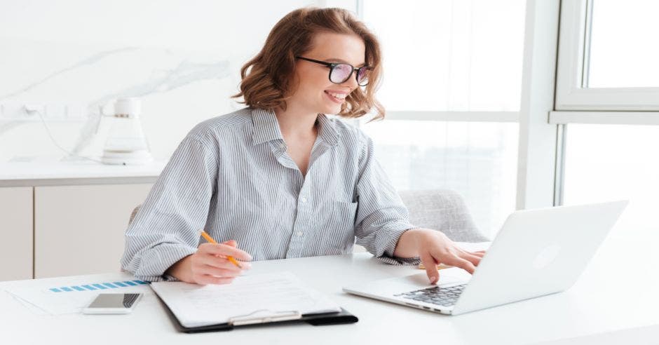 Mujer en computadora