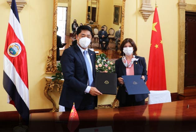 El embajador Tang Heng con la iceministra de Asuntos Bilaterales y de Cooperación In-ternacional Adriana Bolaños Argueta.