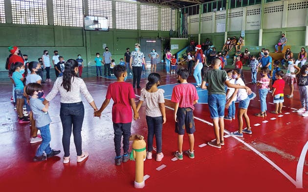 Niñas y niños de escasos recursos celebran Navidad gracias a donación de la Embajada China