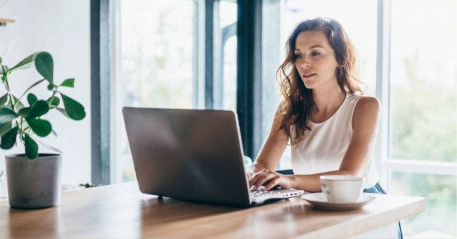 mujer trabajando en formato híbrido