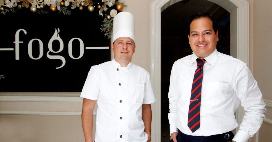 El chef Pablo Bermúdez junto a Pedro Soto, gerente general de Fogo Rodizio.