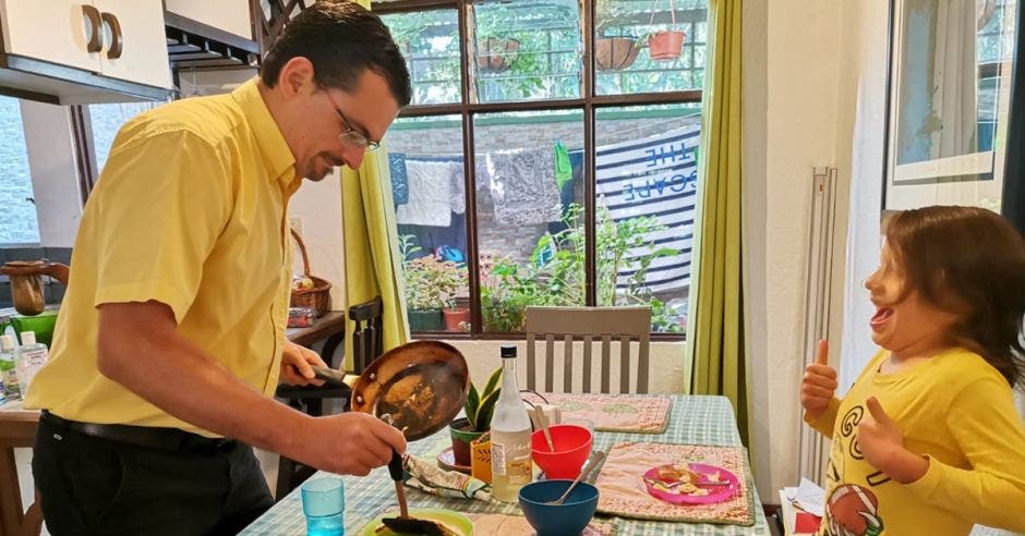 José María Villalta, candidato del Frente Amplio, desayunó con su familia. Archivo/La República.