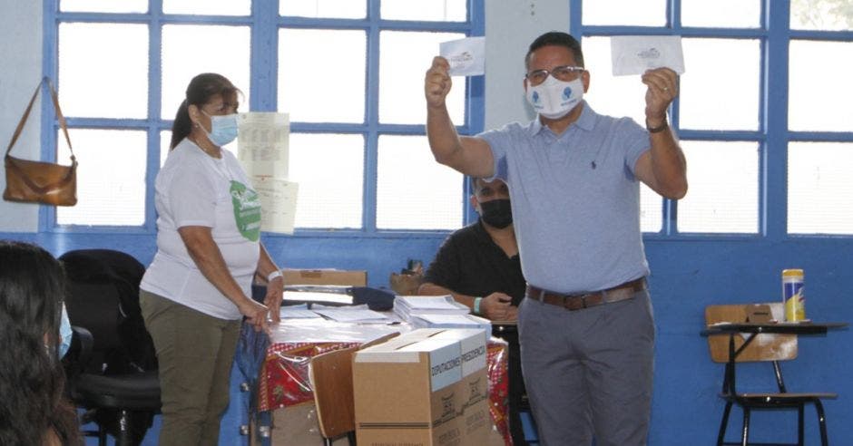 Fabricio Alvarado votó temprano. Esteban Monge/La República