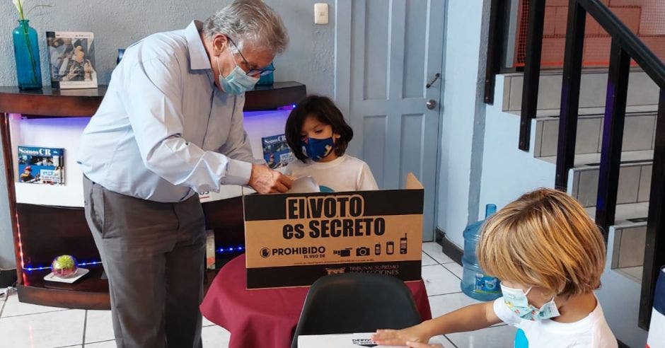 Rolando Araya, aspirante por Costa Rica Justa, participó en las elecciones infantiles. Archivo/La República.
