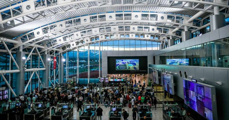 pase de salud aeropuertos migración