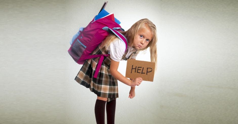 Niña con mochila pesada