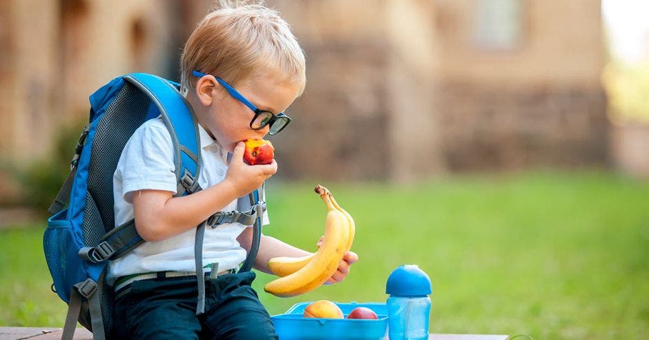 Niño comiendo