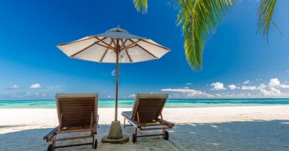 sillas de playa en hotel