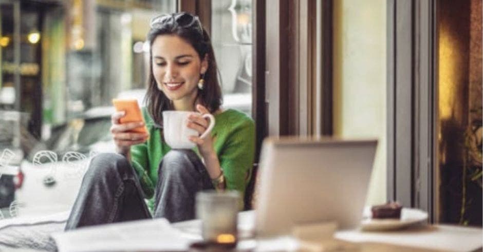 joven millennial revisando banca en línea