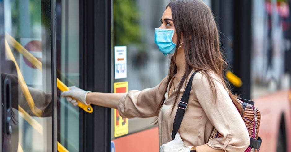 Mujer subiendo a un bus.