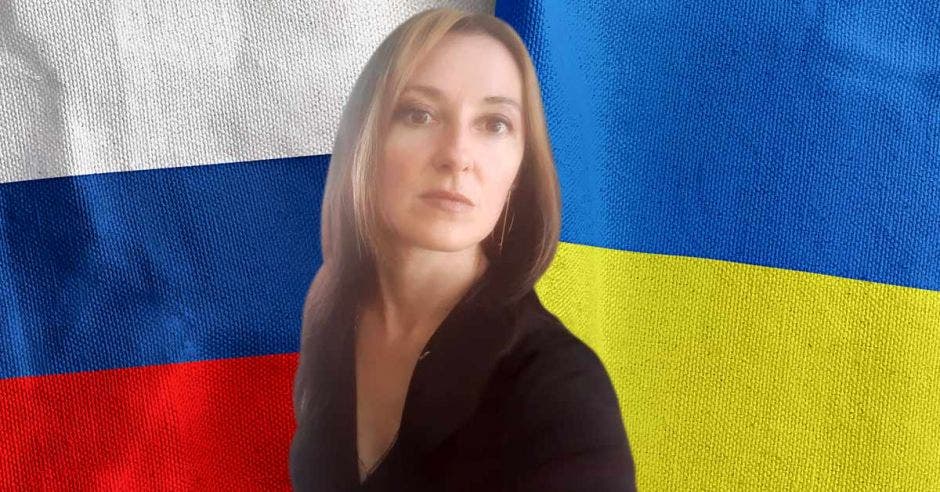 Alexandra Ivanova periodista y residente ucraniana en Costa Rica de fondo banderas de Rusia y Ucrania