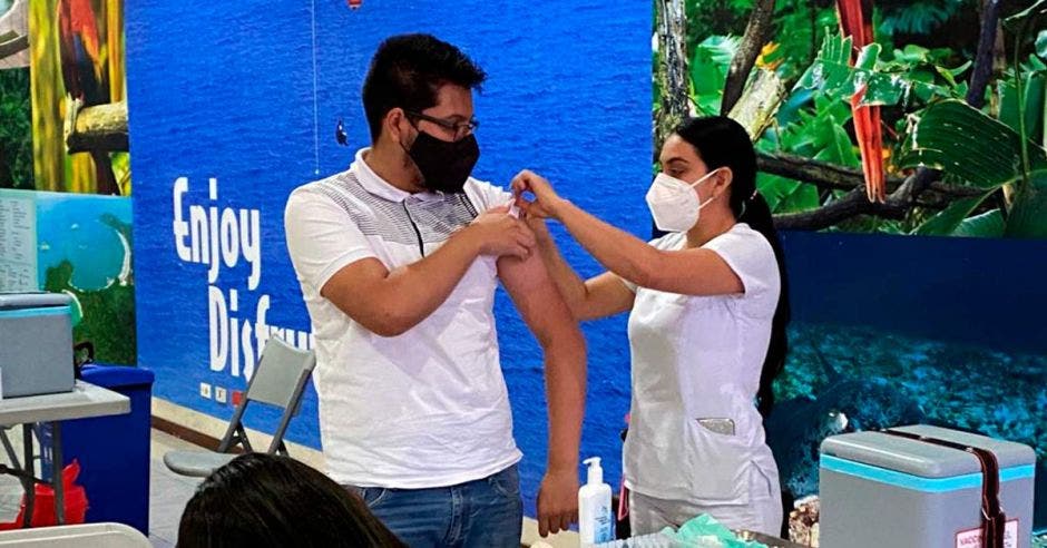 Vacunación Puerto Caldera