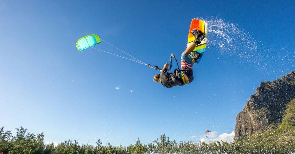 El kitesurf es una disciplina que tendrá su debut olímpico en París 2024. Shutterstock/La República