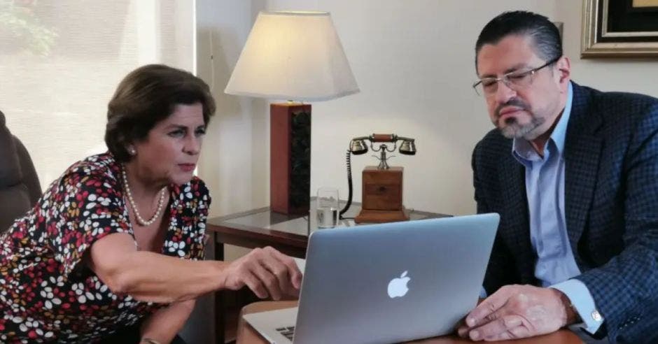 Pilar Cisneros y Rodrigo Chaves. Archivo/La República.