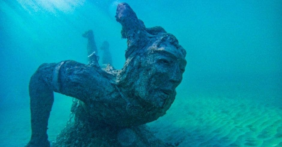 Escultura bajo el agua