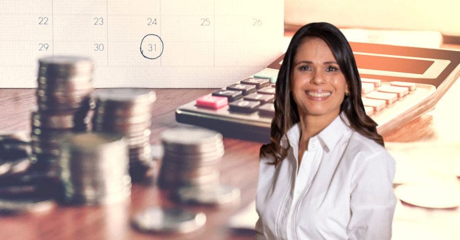 mujer de cabello castaño de fondo imagen con calculadora, monedas y papeles referente a impuestos