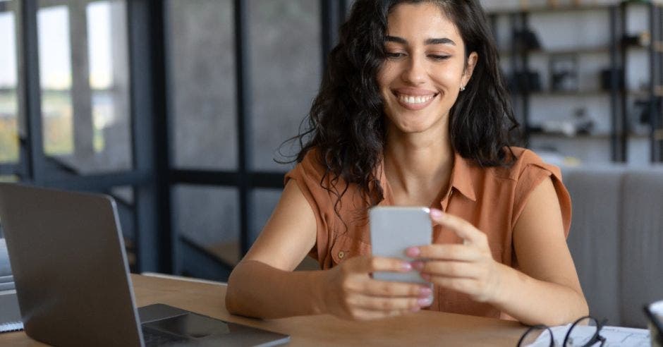 mujer dueña de una pyme recibiendo curso sobre transformación digital