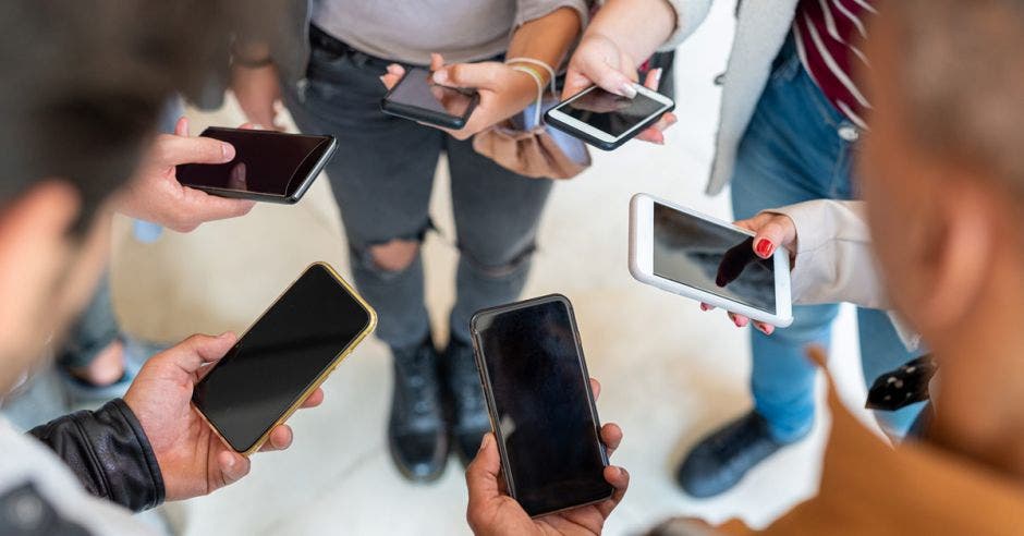 Jóvenes con celulares