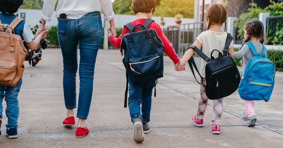 Niños y mujer