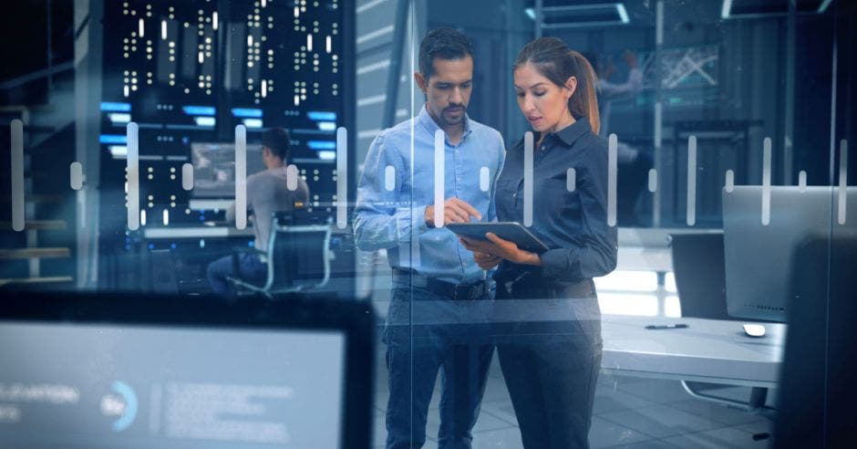 Hombre y mujer trabajando en tecnología