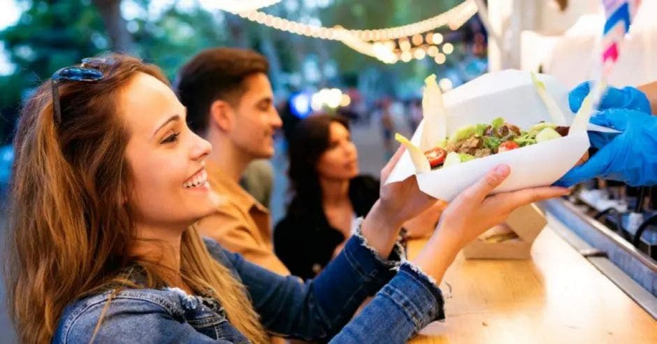 Mujer en food truck