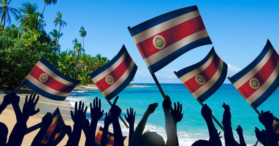 banderas de Costa Rica, personas felices, playa de fondo