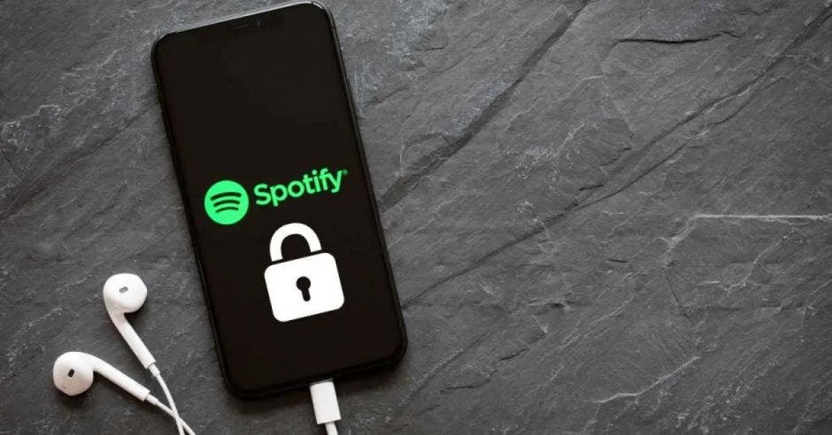 celular con Spotify y audifonos