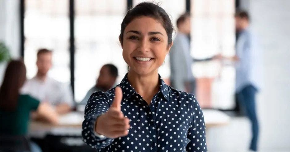 mujer joven contratada