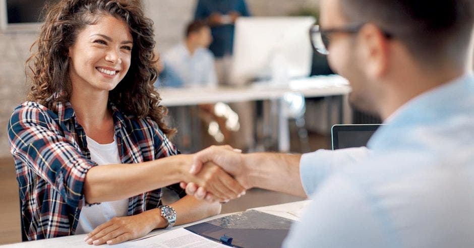 mujer joven contratada