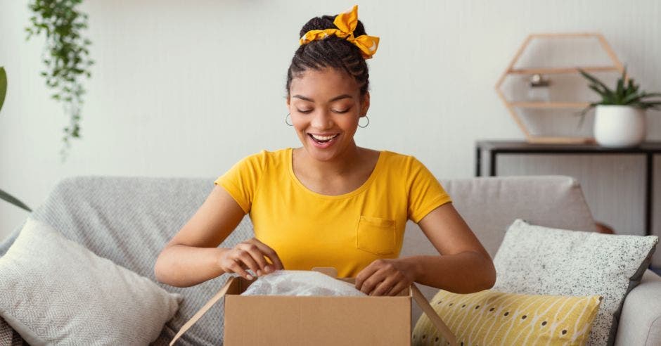 Mujer abriendo caja de Uber Flash