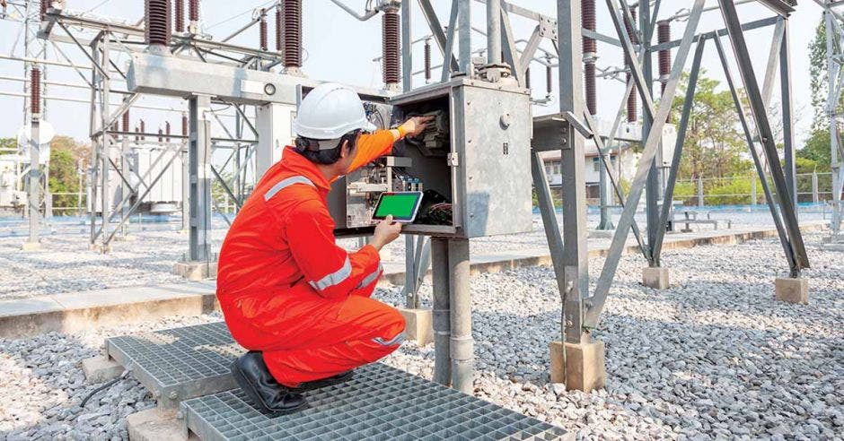 Técnico revisando equipo eléctrico