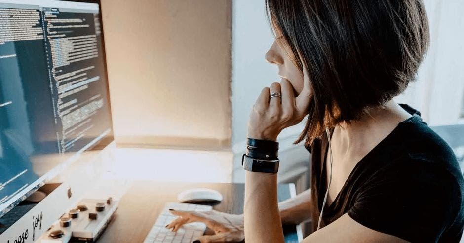 mujer estudiante de carrera de ingeniería en seguridad informática de Universidad Fidélitas