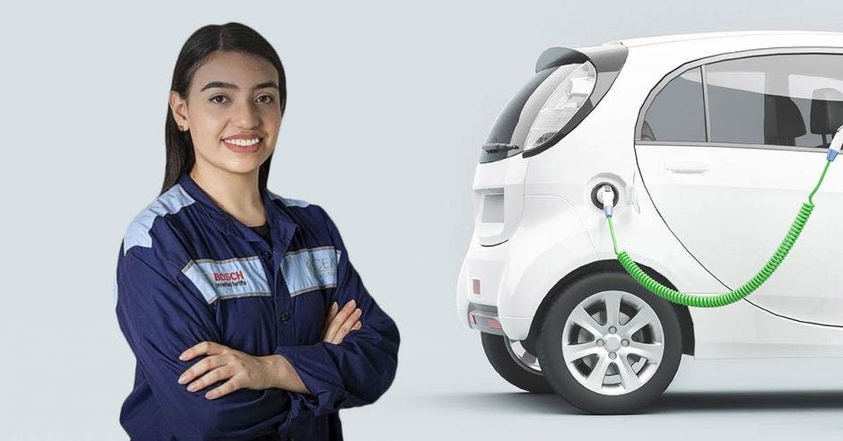 mujer carro eléctrico taller