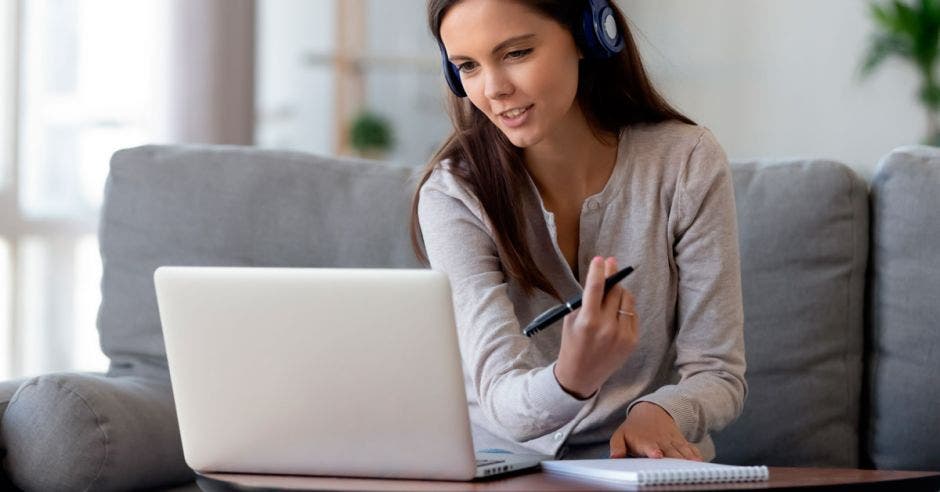 Mujer trabajando en computadora