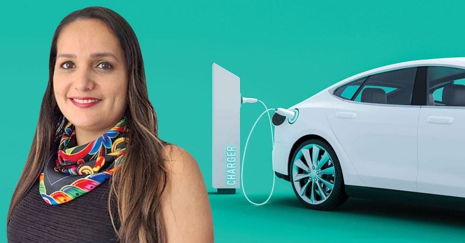 mujer carro eléctrico