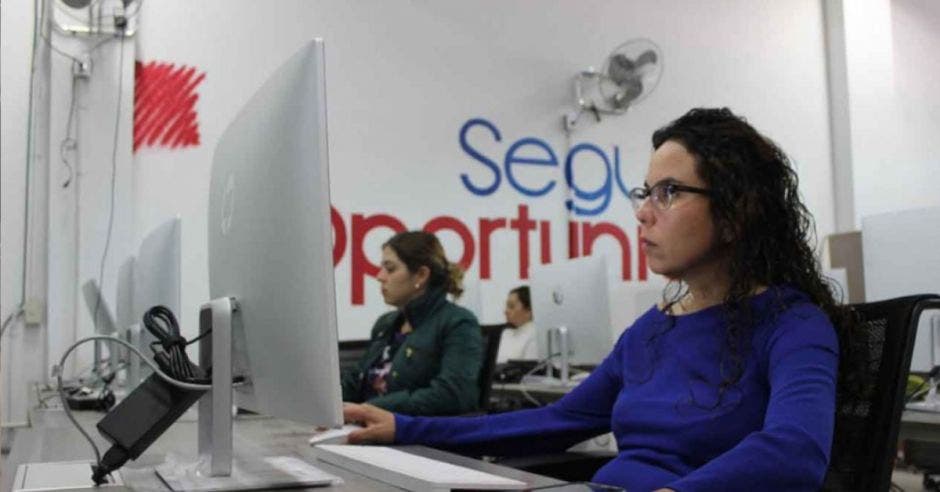 mujer capacitándose pymes tecnología transformación digital