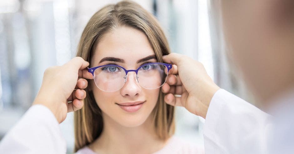 MUJER CON LENTES