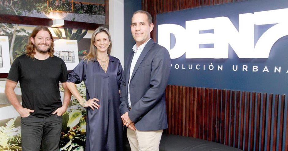 Ivannia Jaikel Gerente Comercial de Saxum Desarrollos, Eduardo Salinas, Gerente General de Saxum Desarrollos y Rodrigo Carazo, arquitecto responsable del diseño de esta moderna obra. Archivo/LA REPÚBLICA.