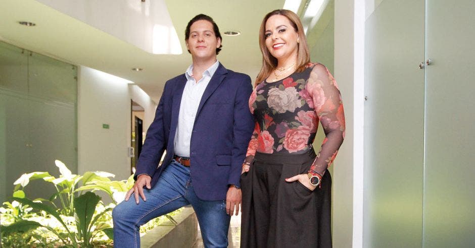 De izquierda a derecha Andrés Guevara Gazel y Mónica Gazel. Esteban Monge/La República