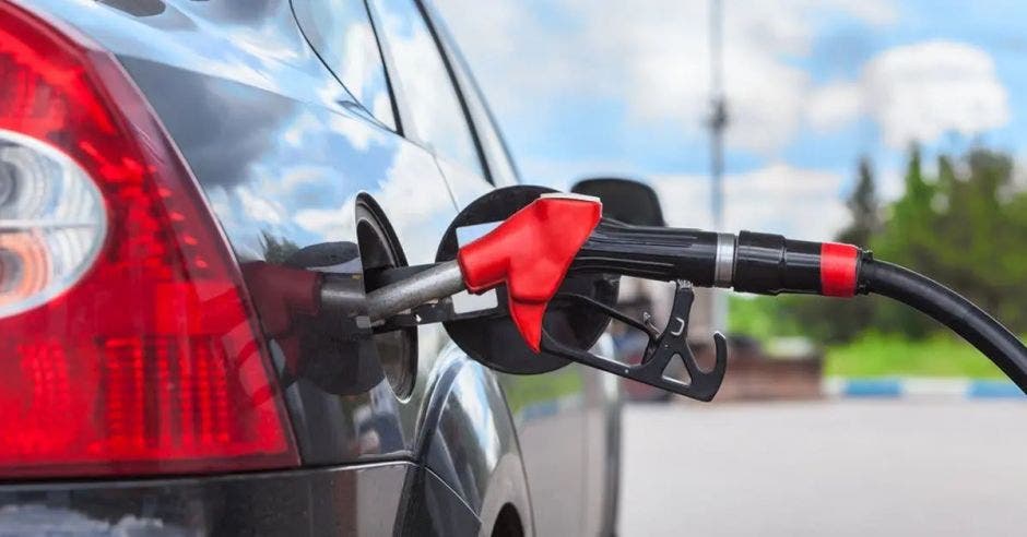 El dinero es cargado al costo de la gasolina que pagan todos los días los consumidores del combustible. Archivo/La República