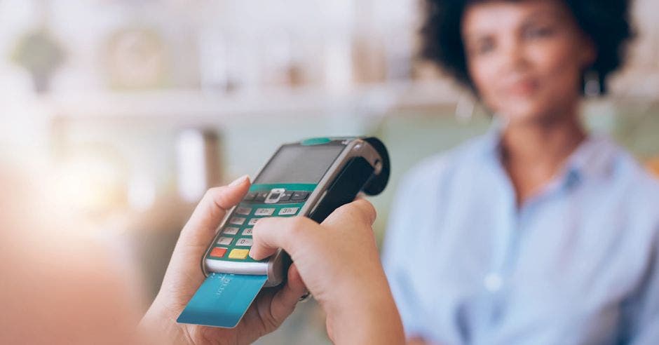 Desde el 1 de mayo, los comercios ya pueden pedir el PIN de tarjetas de débito o crédito a los clientes