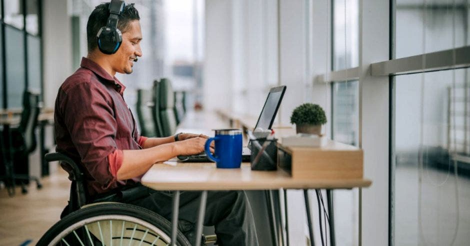 foto de persona con discapacidad en una computadora