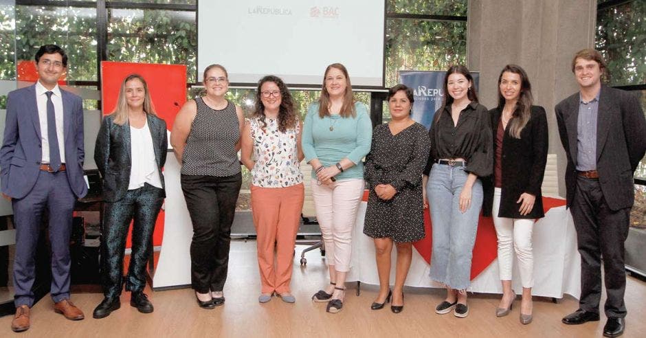 Las ganadoras del concurso Mujer Emprendedora 2022 junto al jurado integrado por representantes de BAC Credomatic, La República y 5e Creative Labs
